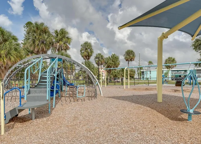 Colorful Townhome, Steps To Clearwater Beach!