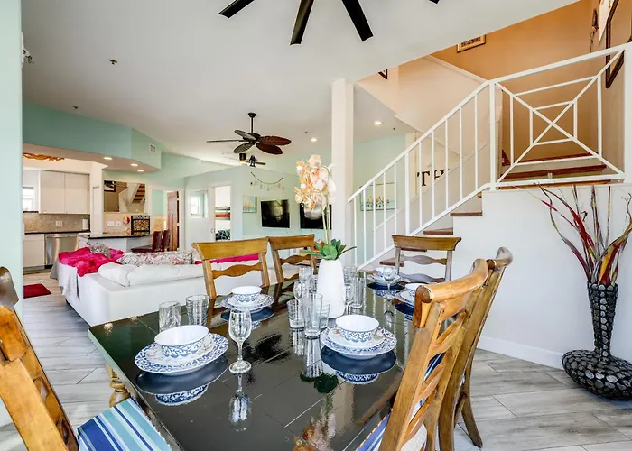 Colorful Townhome, Steps To Clearwater Beach!
