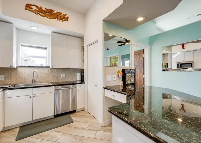 Colorful Townhome, Steps To Clearwater Beach! Сasa de vacaciones