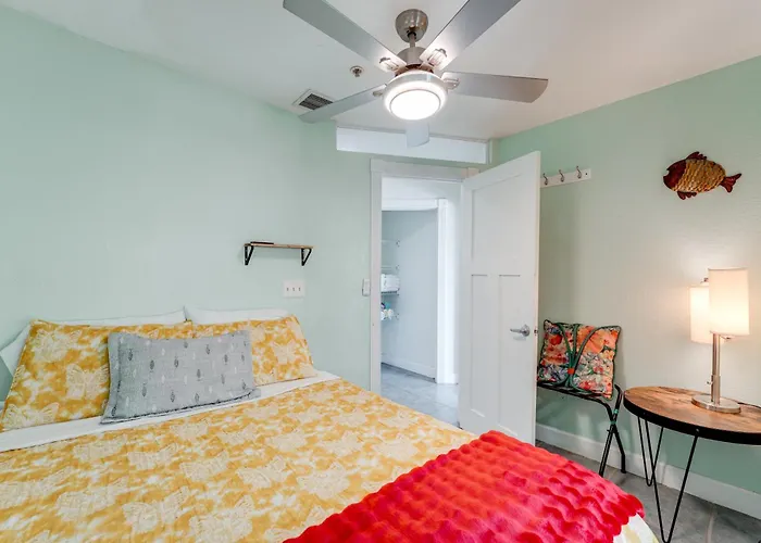 Colorful Townhome, Steps To Clearwater Beach! Сasa de vacaciones