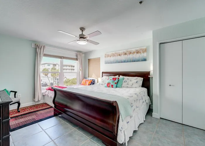 Сasa de vacaciones Colorful Townhome, Steps To Clearwater Beach!